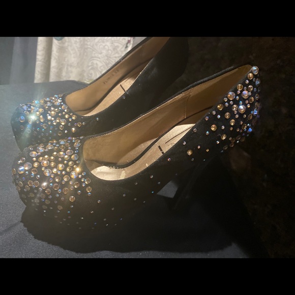 Studded stilettos $100.00⁉️ paid $345.00⁉️ - Picture 7 of 7